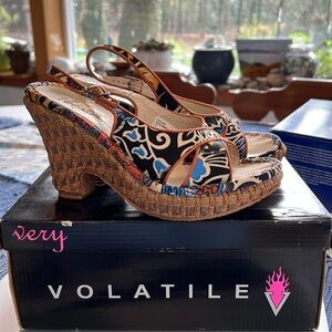 Vintage Very Volatile Rizzo floral wedges from Planet Sole. Size 7.